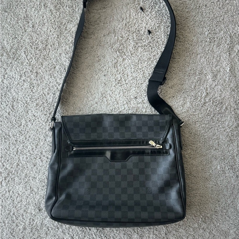 Louis Vuitton messager bag
